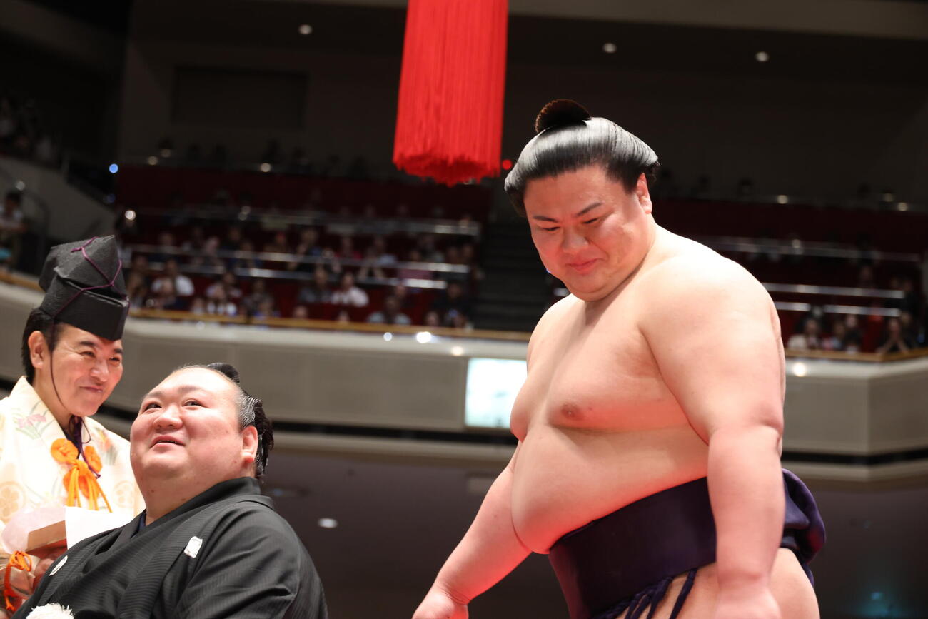 義ノ富士（右）にキスされ笑顔の宝富士（撮影・中島郁夫）
