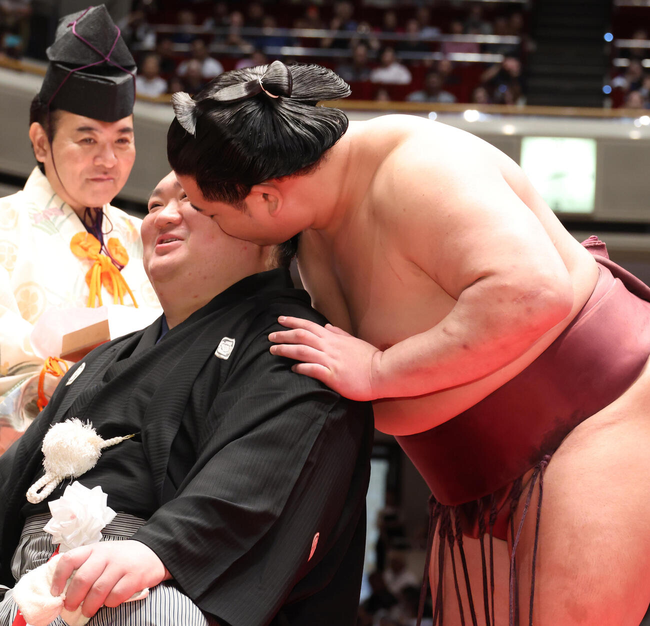 錦富士（右）にキスされ笑顔の宝富士（撮影・中島郁夫）