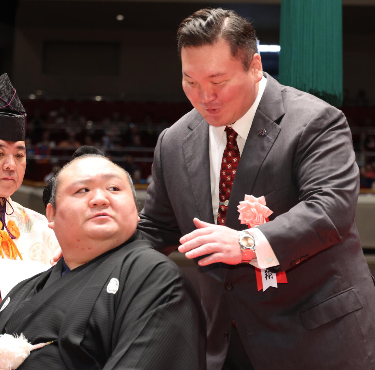 白鵬翔氏（右）から労を労われる宝富士（撮影・中島郁夫）