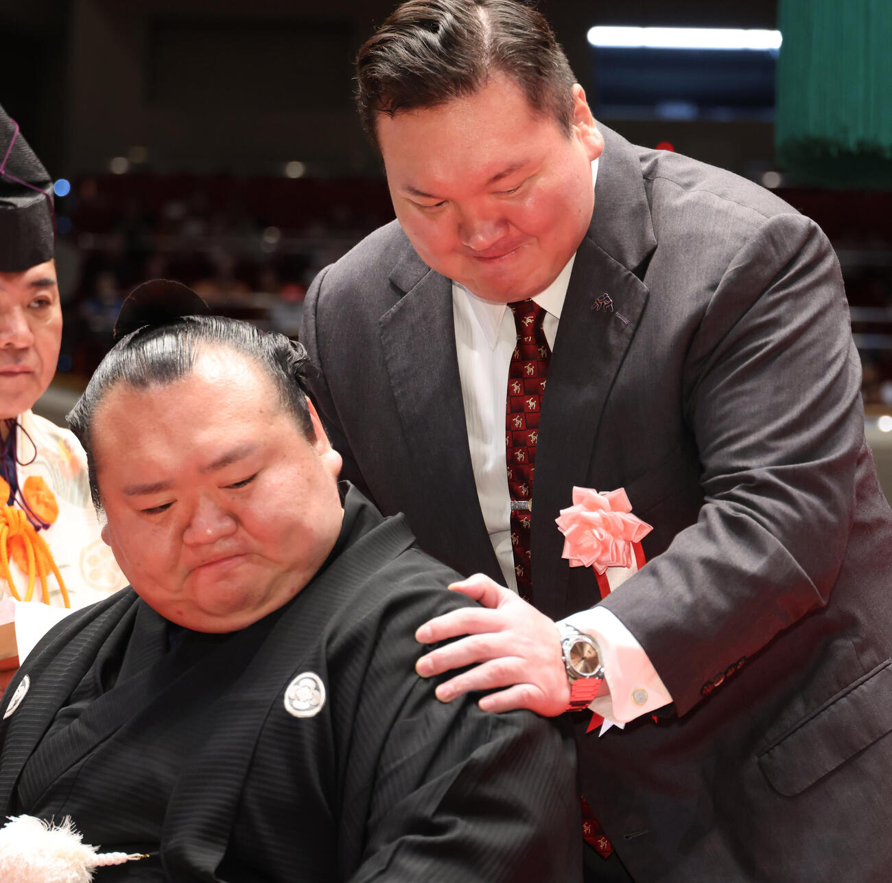 白鵬翔さん（右）から労を労われる宝富士（撮影・中島郁夫）