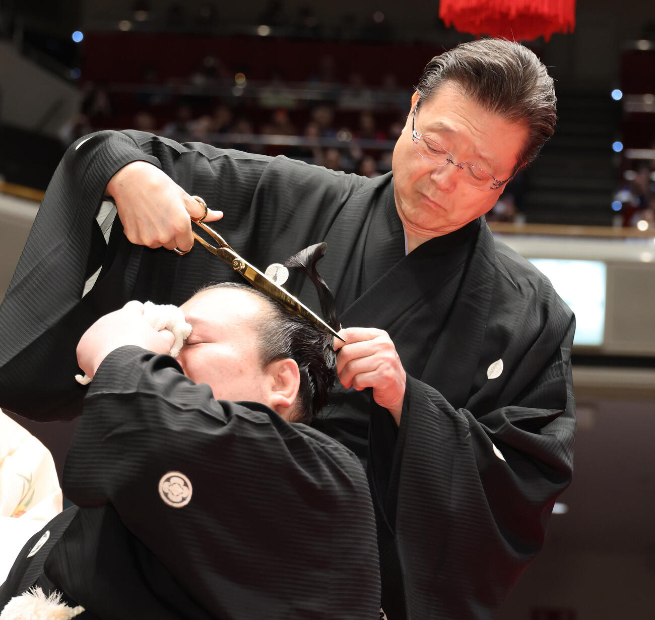 宮城野親方（右）の止め挟みに涙を流す宝富士（撮影・中島郁夫）