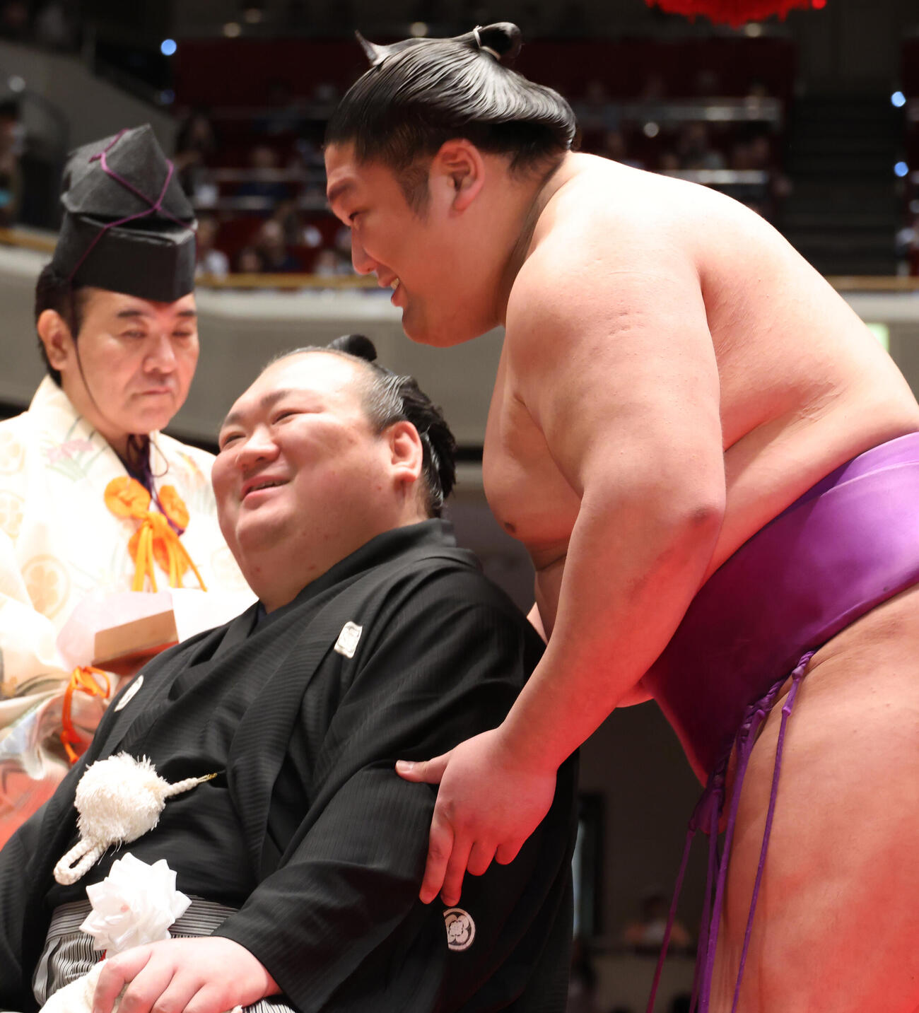 尊富士（右）にキスされ笑顔の宝富士（撮影・中島郁夫）