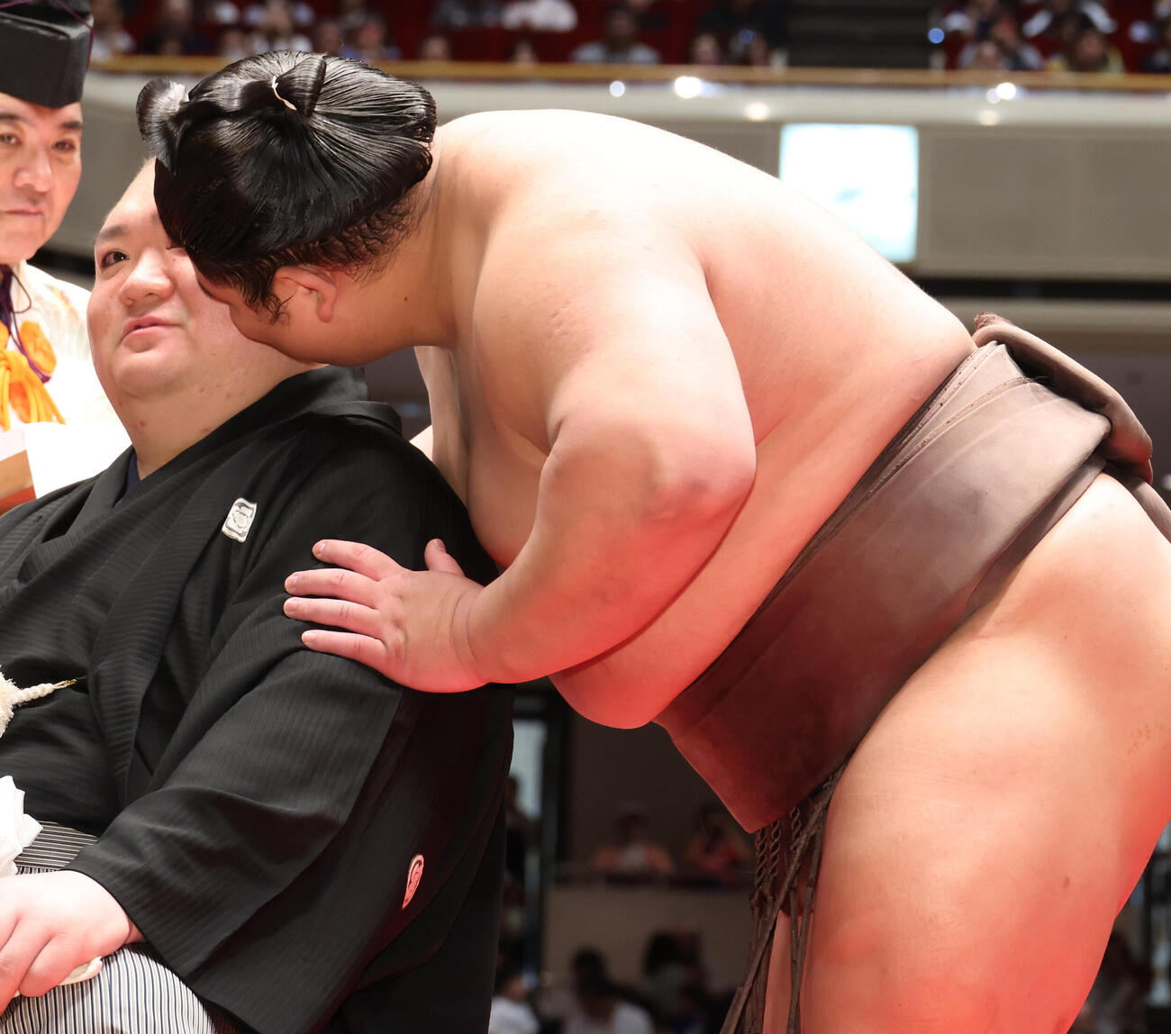 キスされ笑顔の宝富士（撮影・中島郁夫）