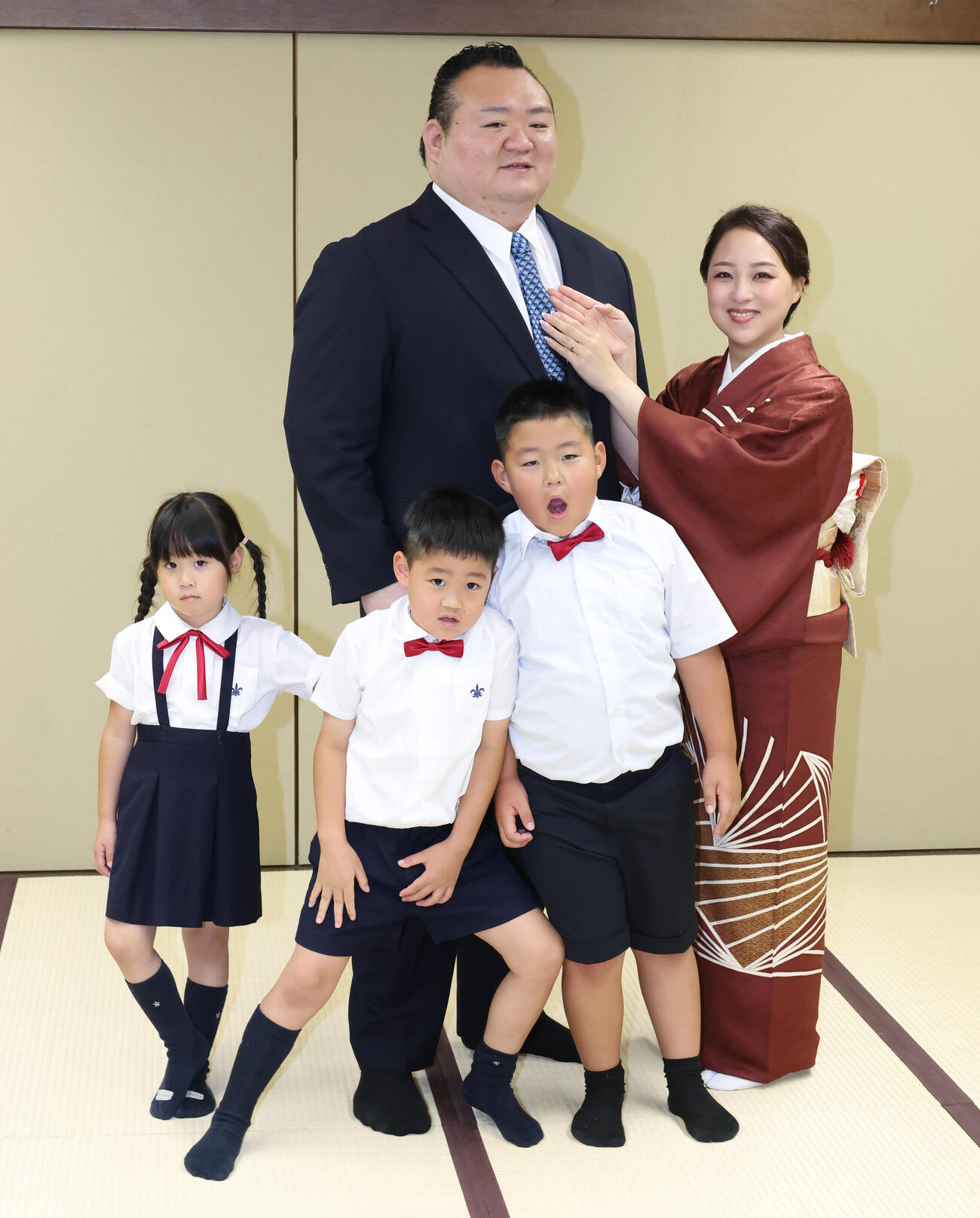 整髪を終え、左から長女・七凪ちゃん、次男・凛丞くん、長男・慶丞くん、英莉乃夫人（後列右）と記念撮影する元宝富士の桐山親方（撮影・中島郁夫）