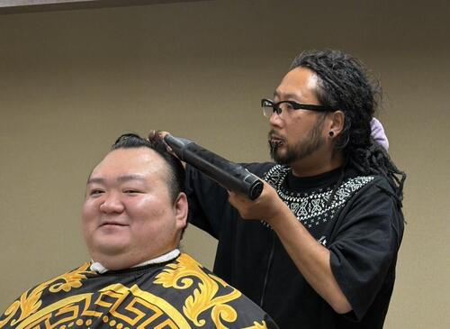 桐山親方を整髪した理髪師は「すごいいい人」ドレッドヘアに口ピアス７個