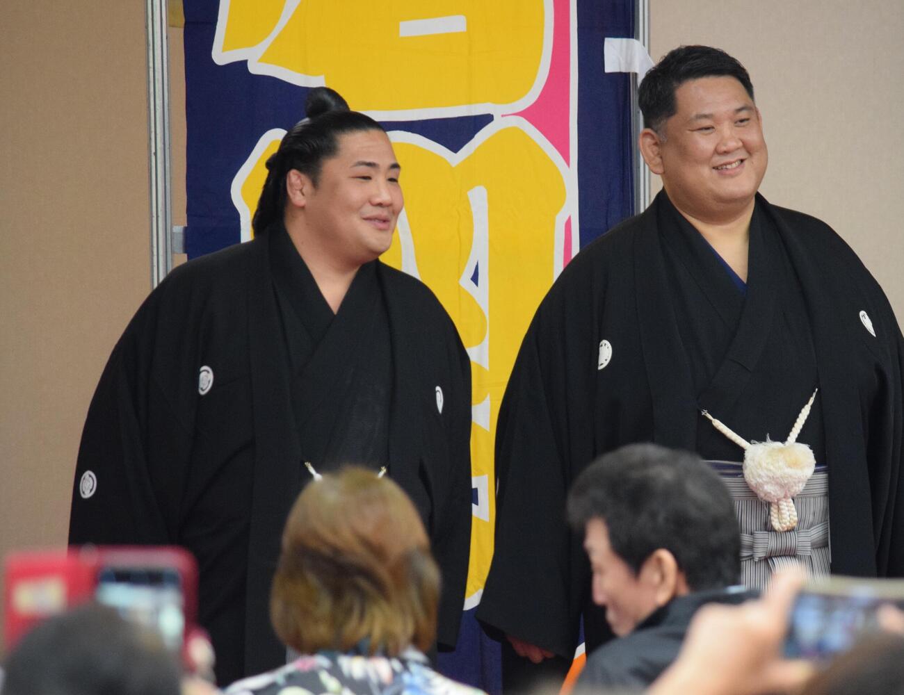 断髪式前に表情が和らぐ勇磨と阿武松親方（撮影・山田遼太郎）