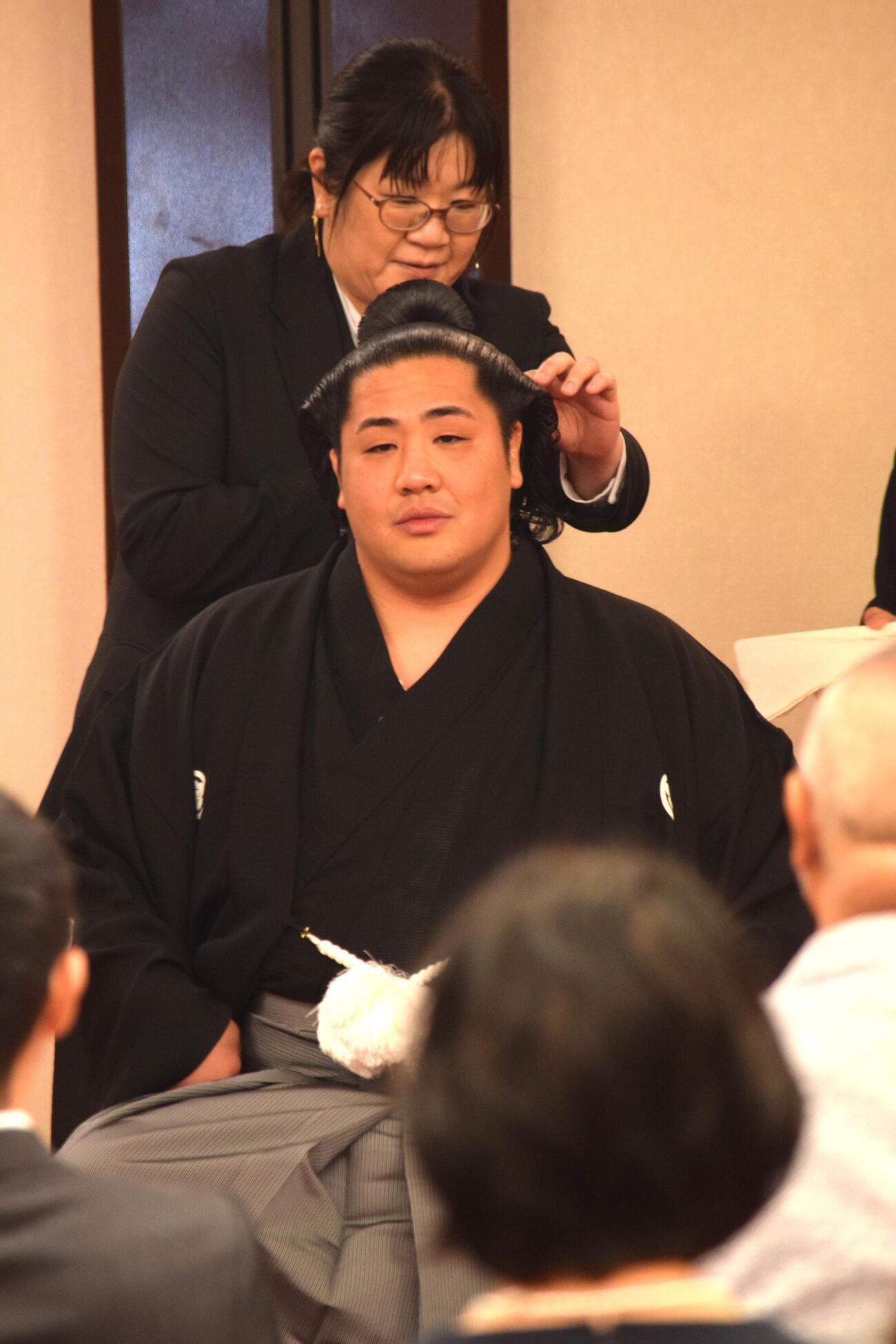 母の操絵さんが勇磨にはさみを入れる（撮影・山田遼太郎）