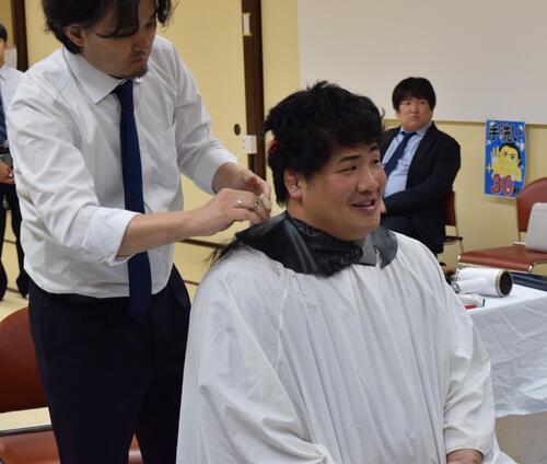 元十両勇磨の断髪式に約200人がはさみ、「継続」財産に今後は広島で