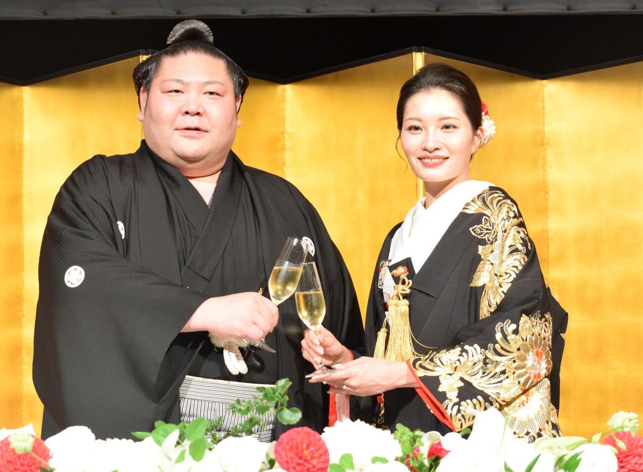披露宴で乾杯をする剣翔と妻祐華さん（撮影・山田遼太郎）