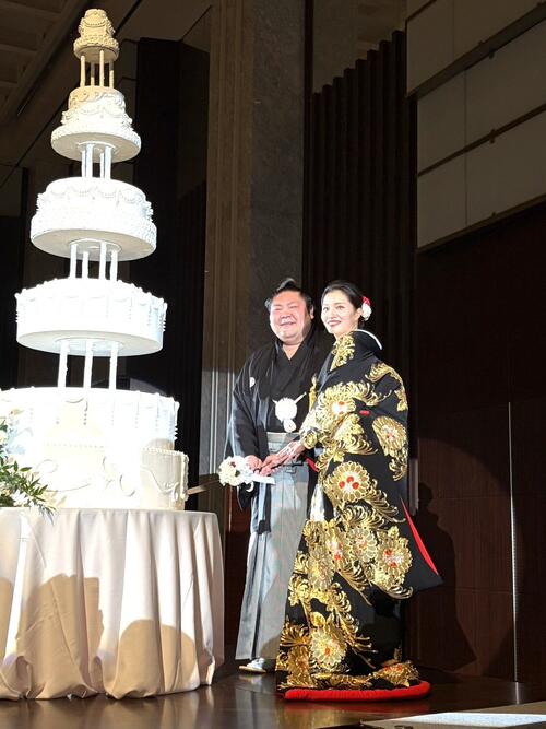 元幕内剣翔、披露宴と断髪式　現役CA妻・祐華さんとケーキ入刀、琴桜、霧島ら約90人がはさみ