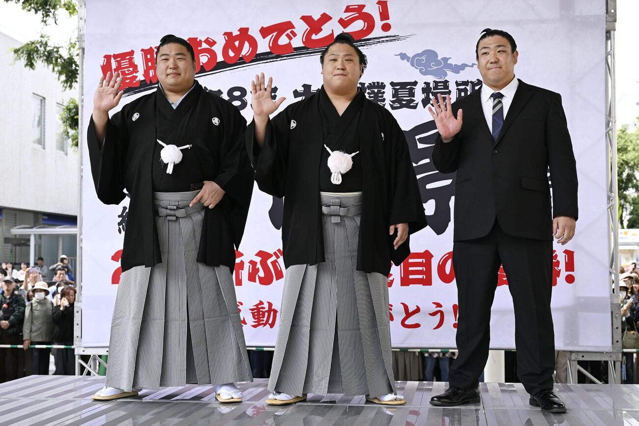 若隆景関の大相撲夏場所優勝の祝賀パレードを終え、記念写真に納まる3兄弟。左から若元春、若隆景、若隆元さん（共同）