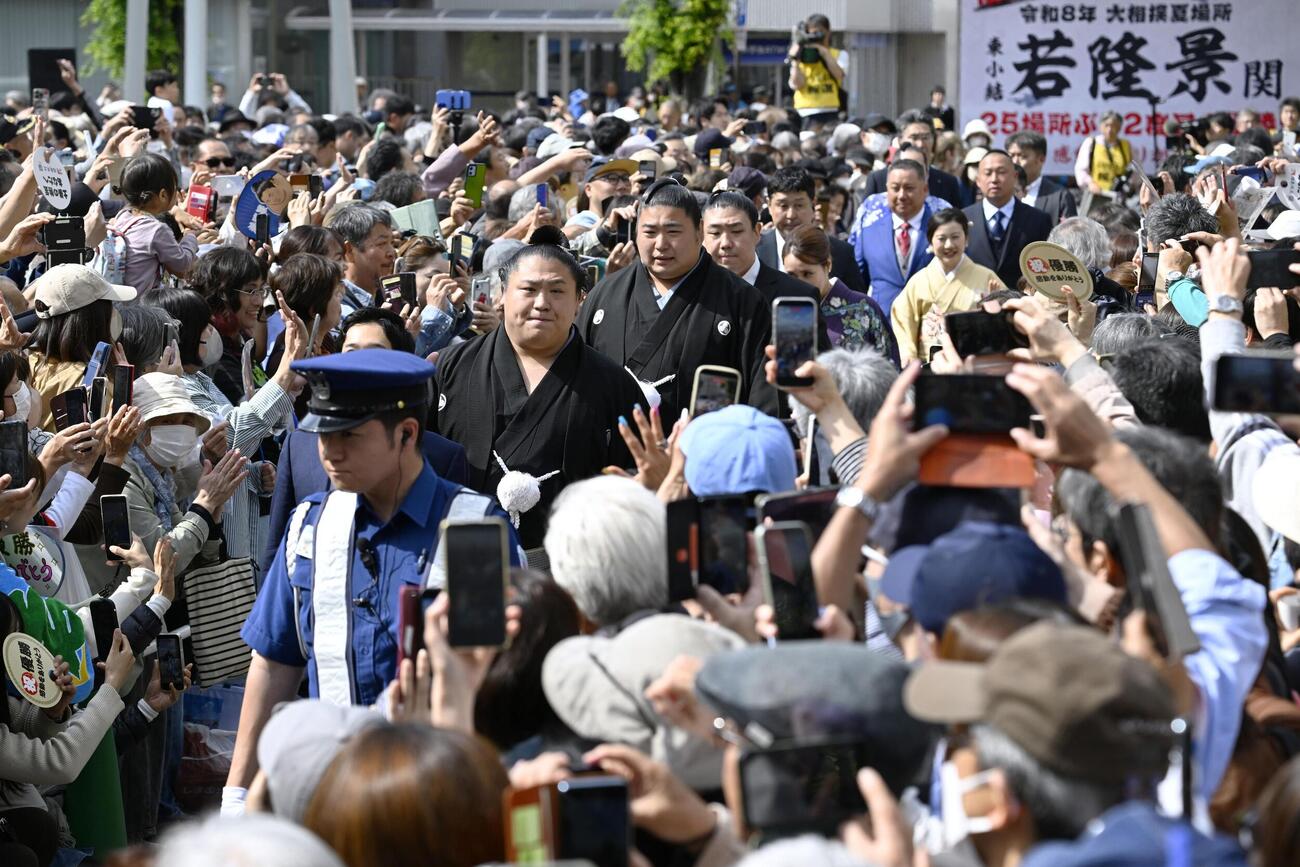 大相撲夏場所優勝の祝賀パレードのセレモニーを終えた、中央手前から若隆景、兄の若元春、若隆元さん（共同）