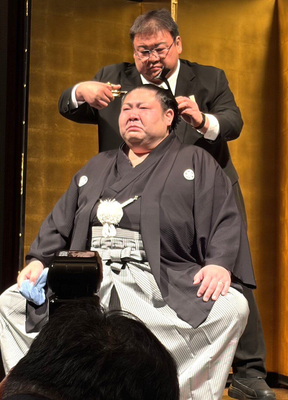 追手風親方の止め挟みに涙を流す剣翔（撮影・山田遼太郎）