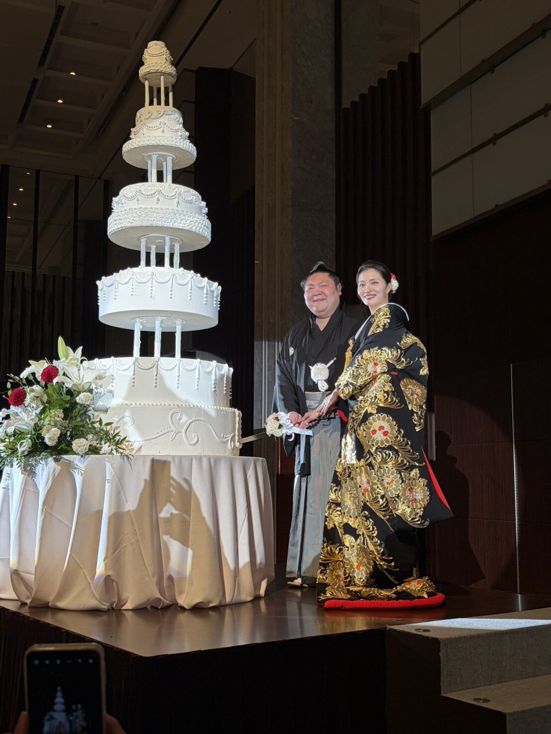 ケーキ入刀する剣翔と妻祐華さん（撮影・山田遼太郎）