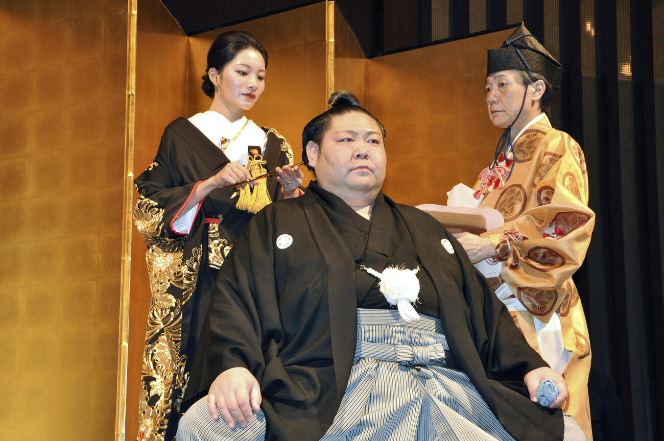 断髪式で妻祐華さんにはさみを入れられる元幕内剣翔（共同）