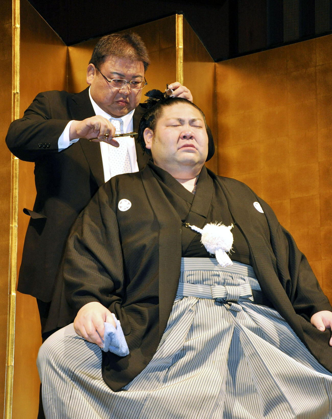 断髪式で師匠の追手風親方に最後のはさみを入れられる元幕内剣翔（共同）