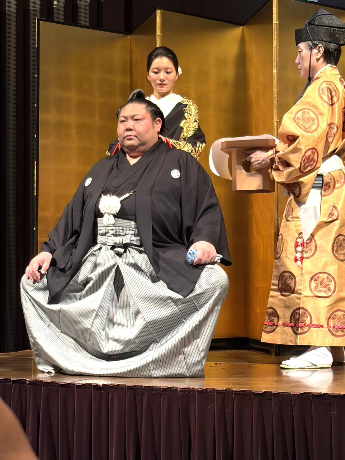 剣翔にはさみをいれる妻祐華さん（撮影・山田遼太郎）