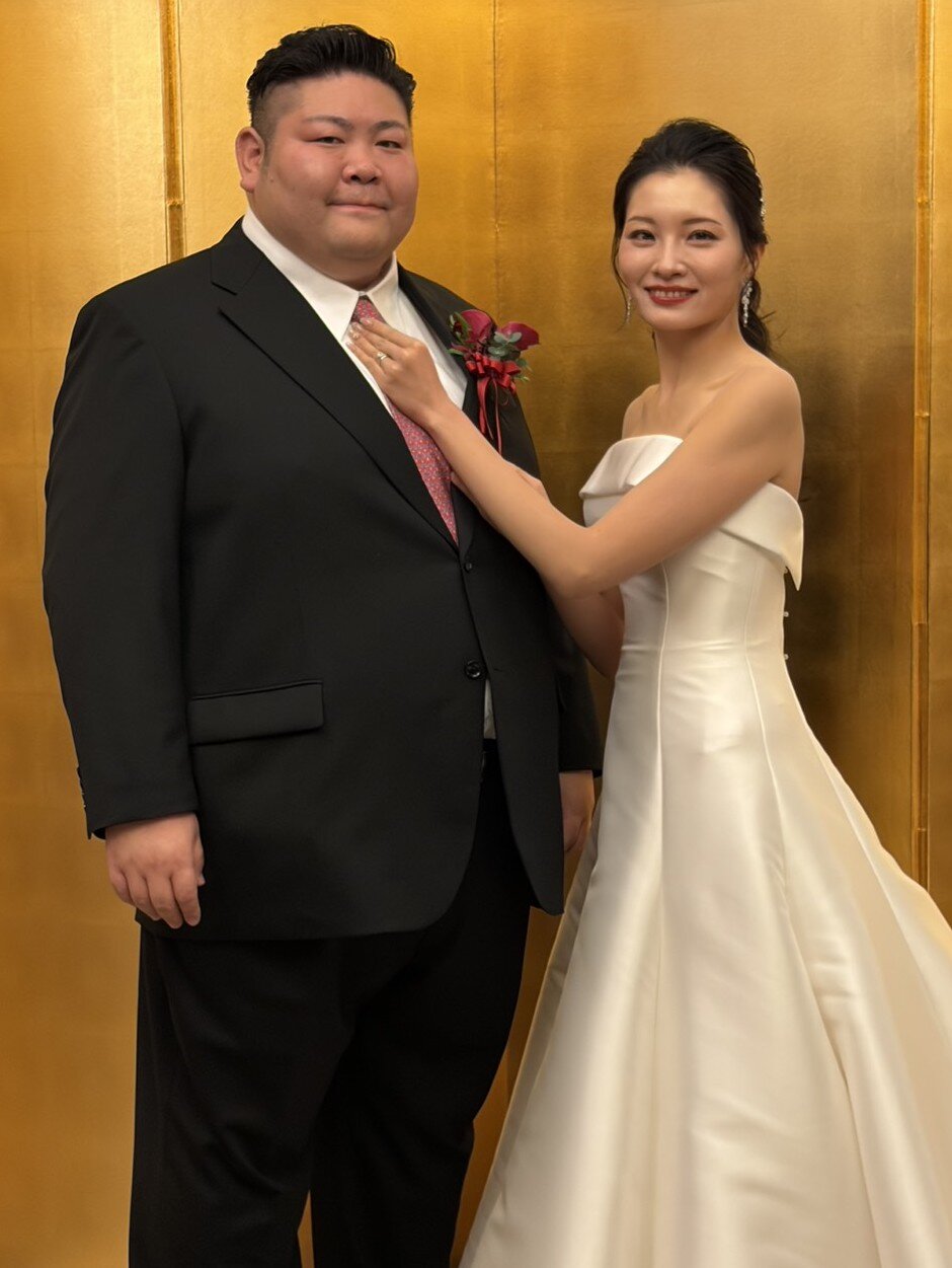 整髪後の剣翔と妻祐華さん（撮影・山田遼太郎）
