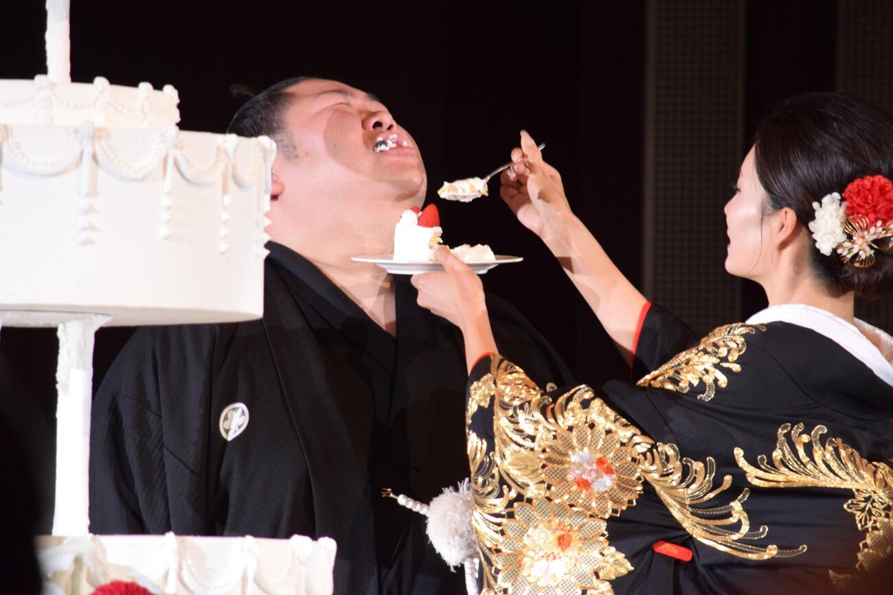 ケーキ入刀後の剣翔と妻祐華さん（撮影・山田遼太郎）