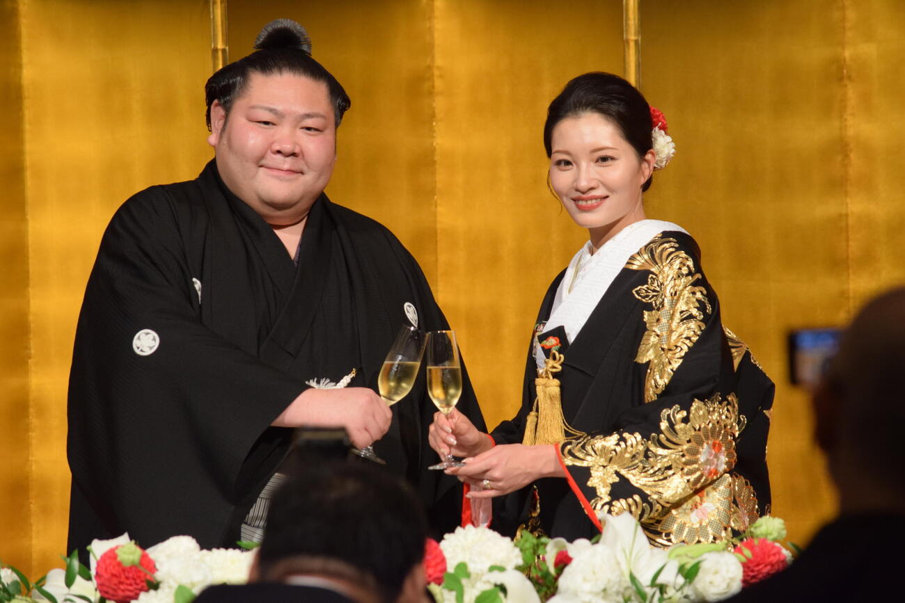 披露宴で乾杯をする剣翔と妻祐華さん（撮影・山田遼太郎）