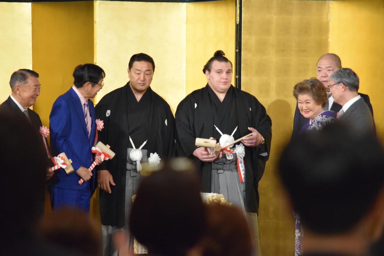 大関昇進パーティーで鏡開きをする安青錦（右から4人目）と安治川親方（左から3人目）（撮影・山田遼太郎）