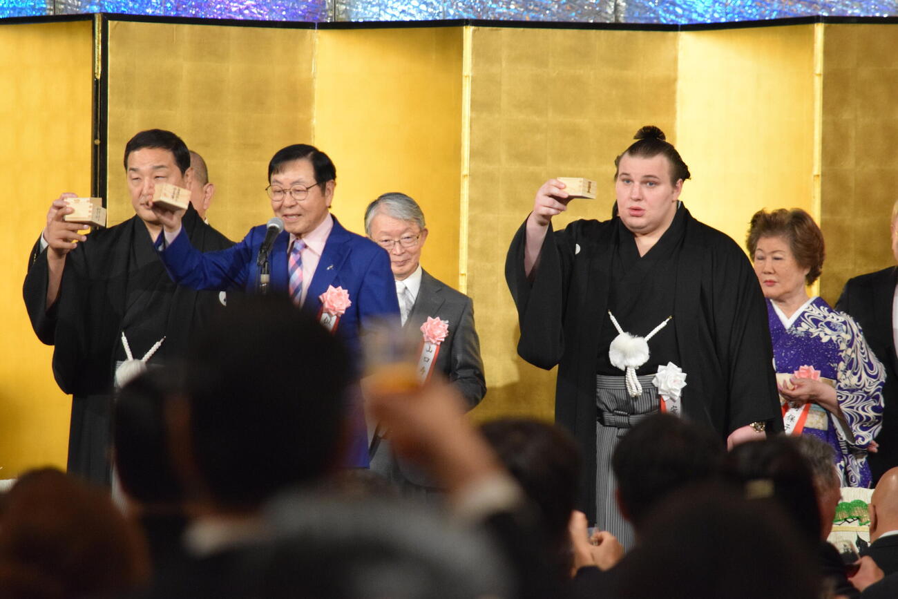 大関昇進パーティーで乾杯をする安青錦（右）（撮影・山田遼太郎）