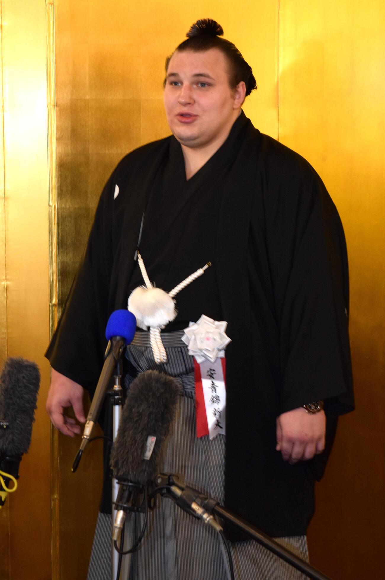 大関昇進パーティーを前に、報道陣の質問に答える安青錦（撮影・山田遼太郎）