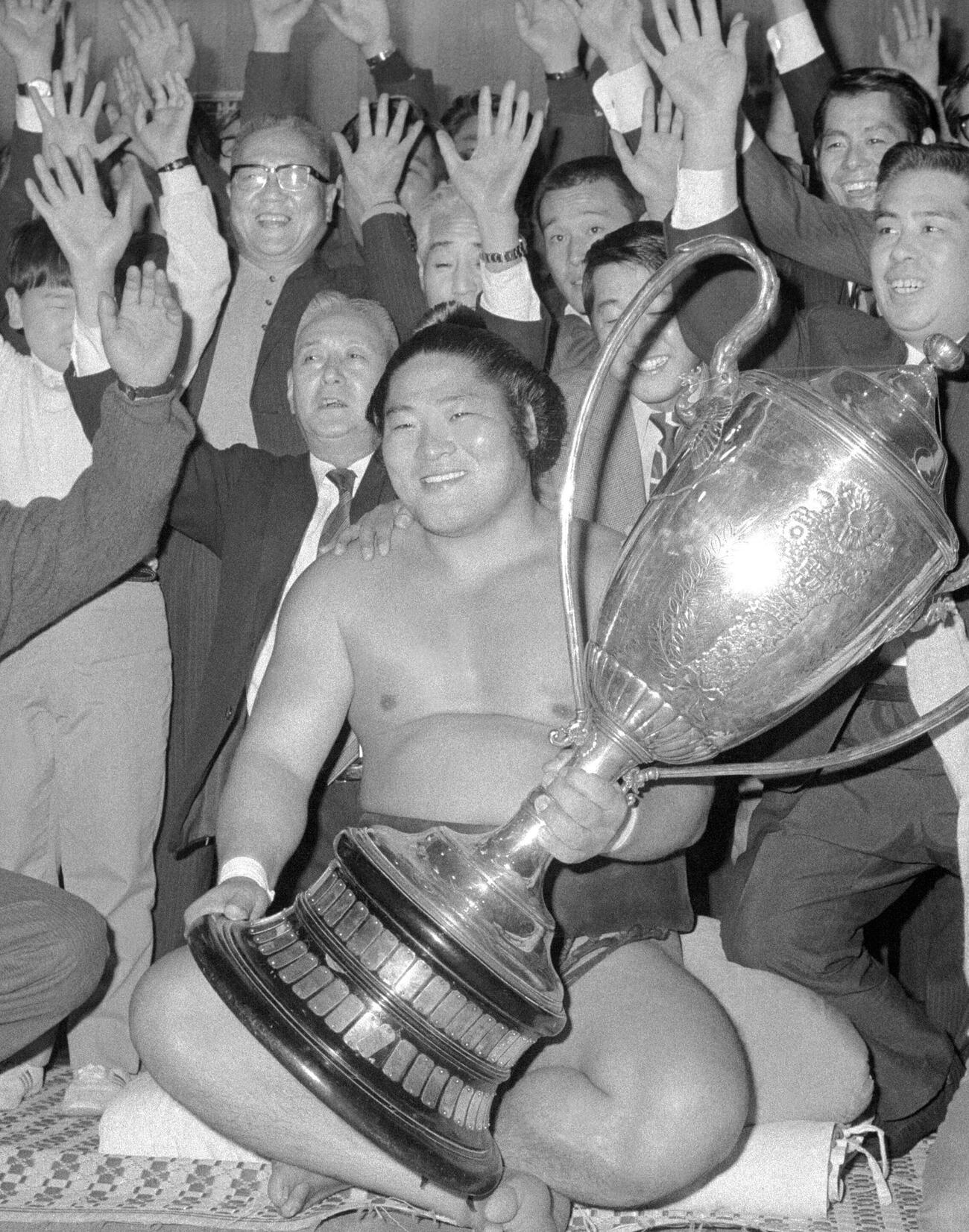 1972年3月、大相撲春場所で初優勝を飾り、賜杯を手に笑顔を見せる長谷川＝大阪府立体育会館（共同）