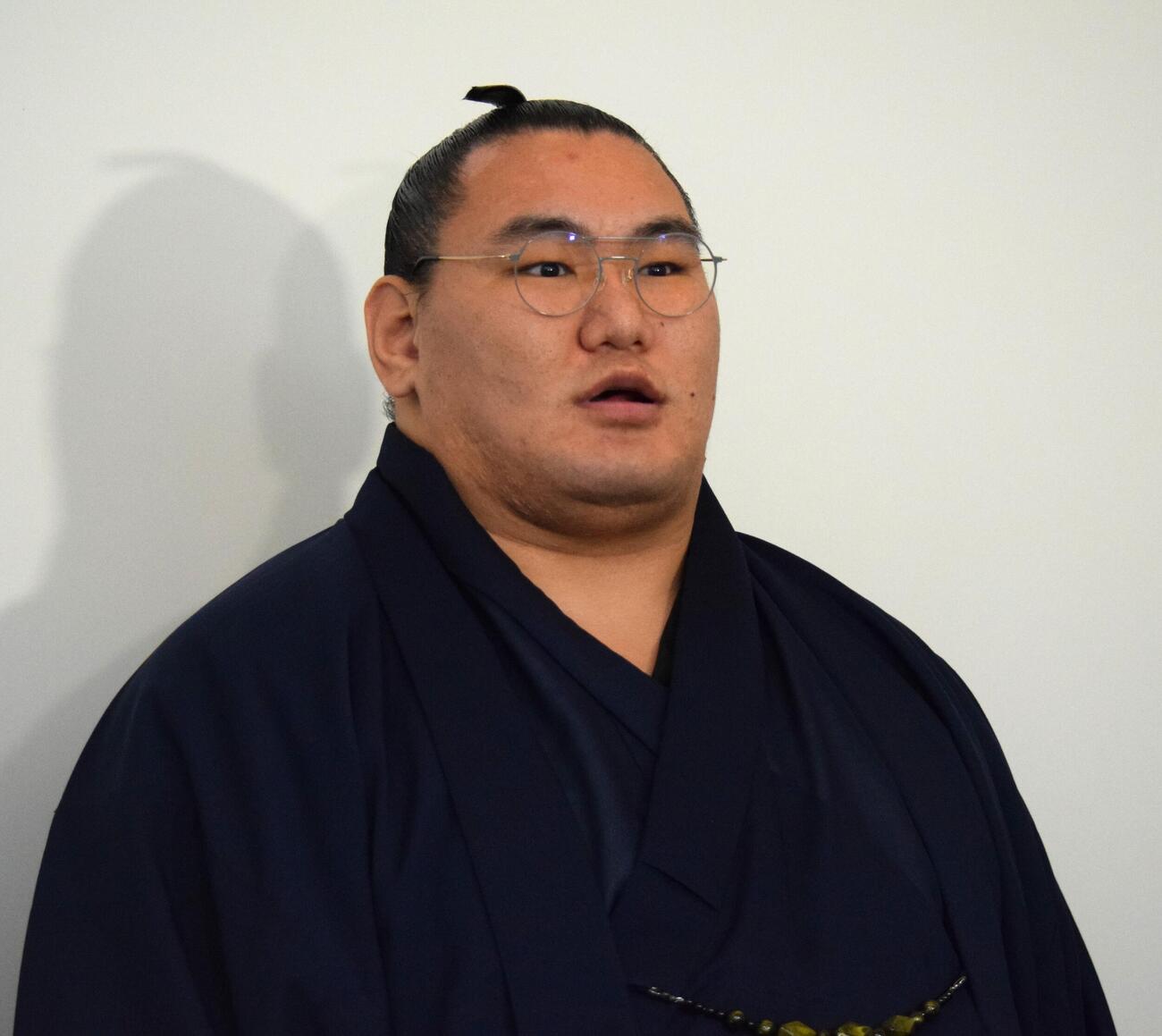 羽田空港に到着し、取材に応じた豊昇龍（撮影・山田遼太郎）