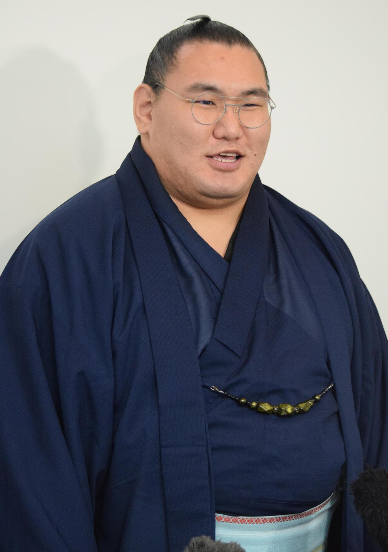羽田空港に到着し、取材に応じた豊昇龍（撮影・山田遼太郎）