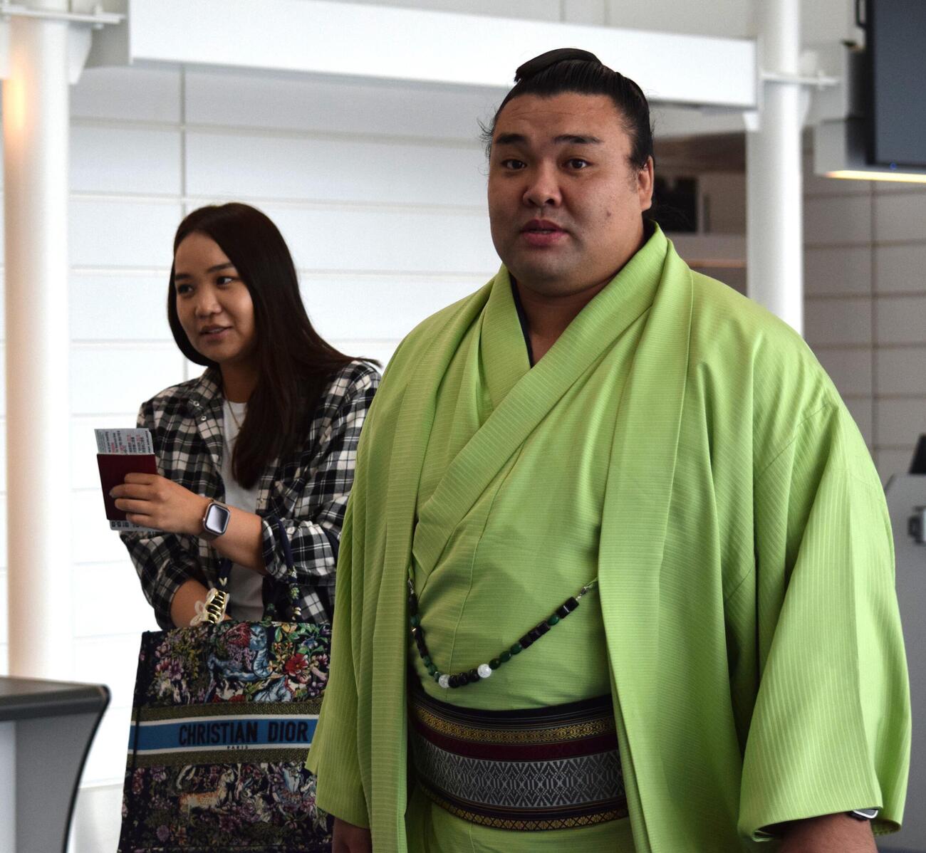 31年ぶりとなる大相撲パリ公演へ向け、搭乗口へ向かう霧島とホラン夫人（撮影・山田遼太郎）