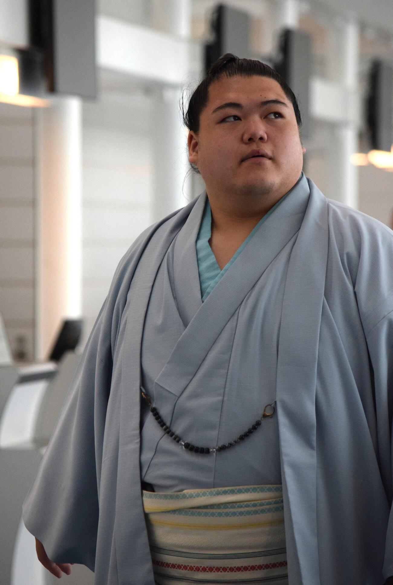 搭乗口へ向かう王鵬（撮影・山田遼太郎）