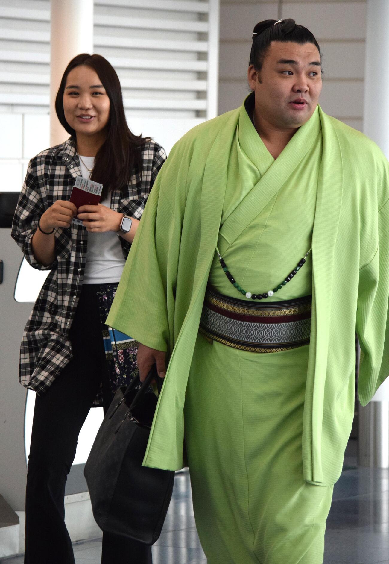 31年ぶりとなる大相撲パリ公演へ向け、搭乗口へ向かう霧島とホラン夫人（撮影・山田遼太郎）