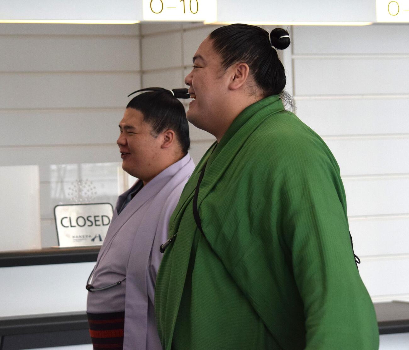 搭乗口へ向かう一山本（右）と宇良（撮影・山田遼太郎）