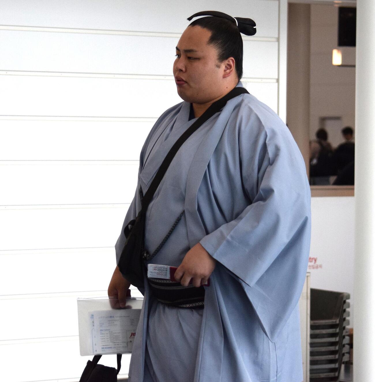 搭乗口へ向か琴勝峰（撮影・山田遼太郎）