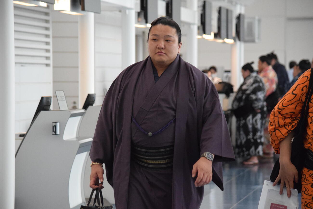 搭乗口へ向かう朝白龍（撮影・山田遼太郎）