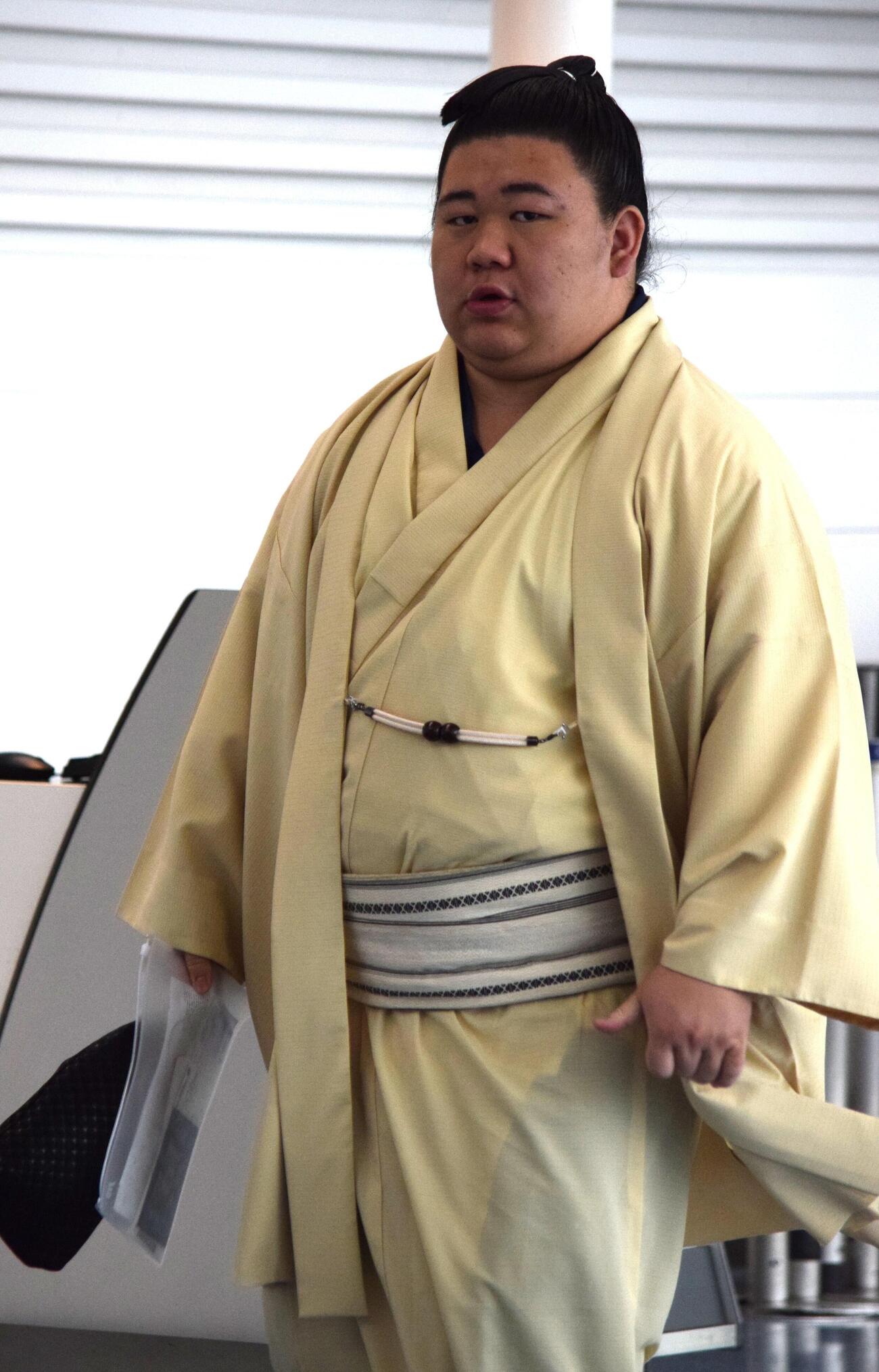 搭乗口へ向かう藤ノ川（撮影・山田遼太郎）