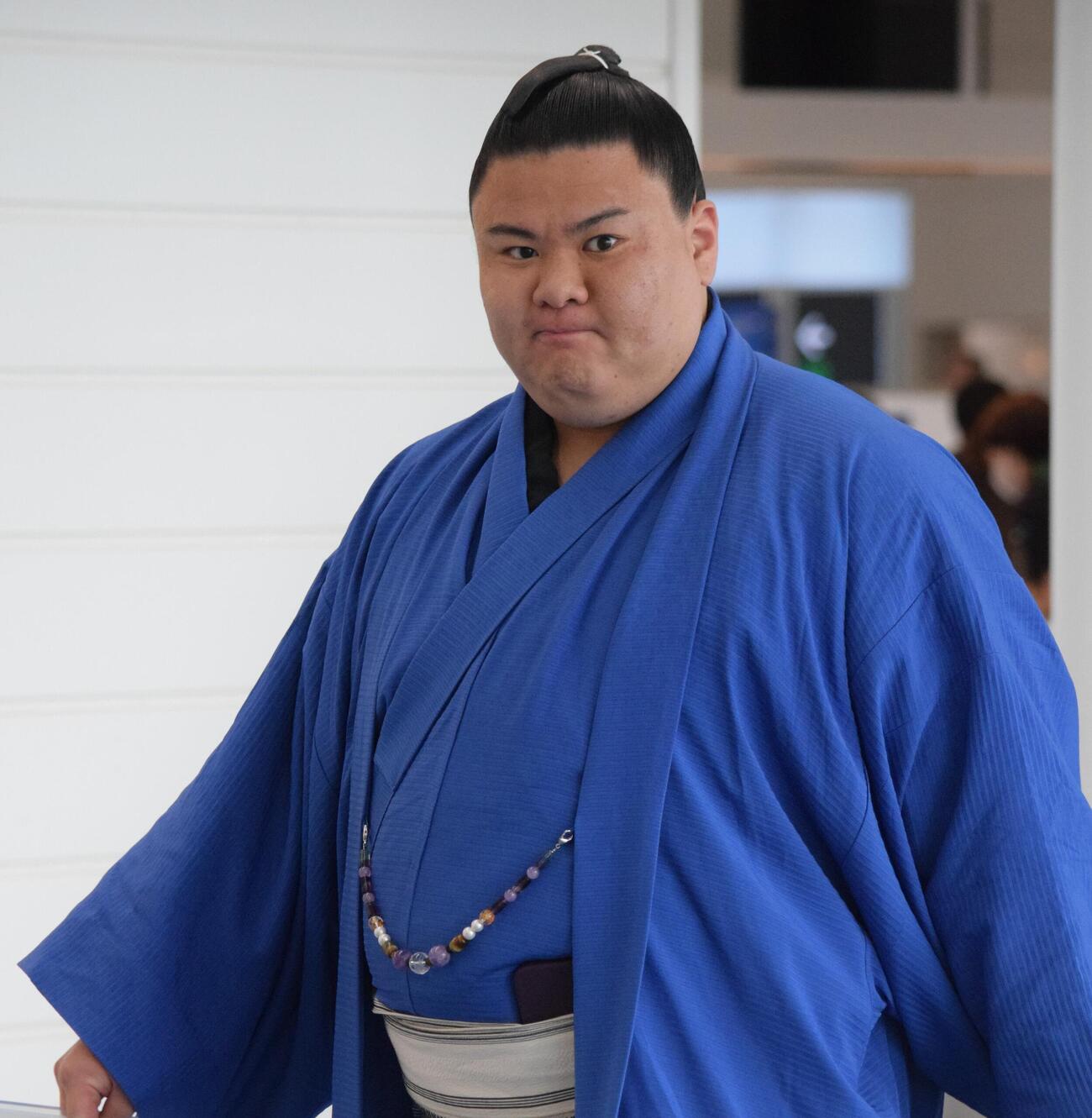 搭乗口へ向かう義ノ富士（撮影・山田遼太郎）