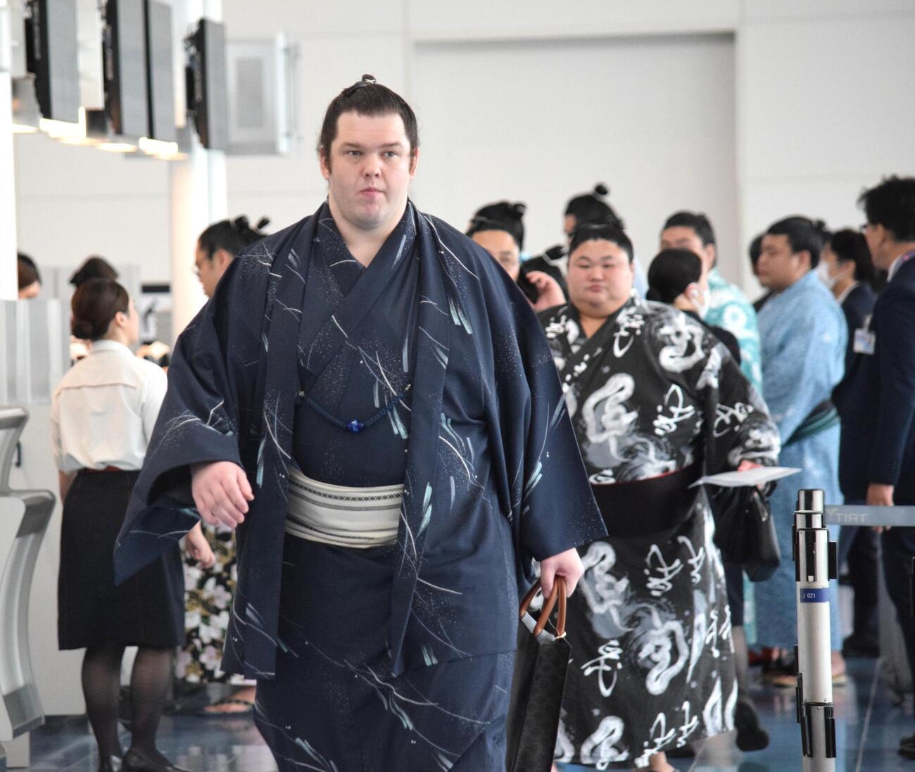 搭乗口へ向かう獅司（撮影・山田遼太郎）