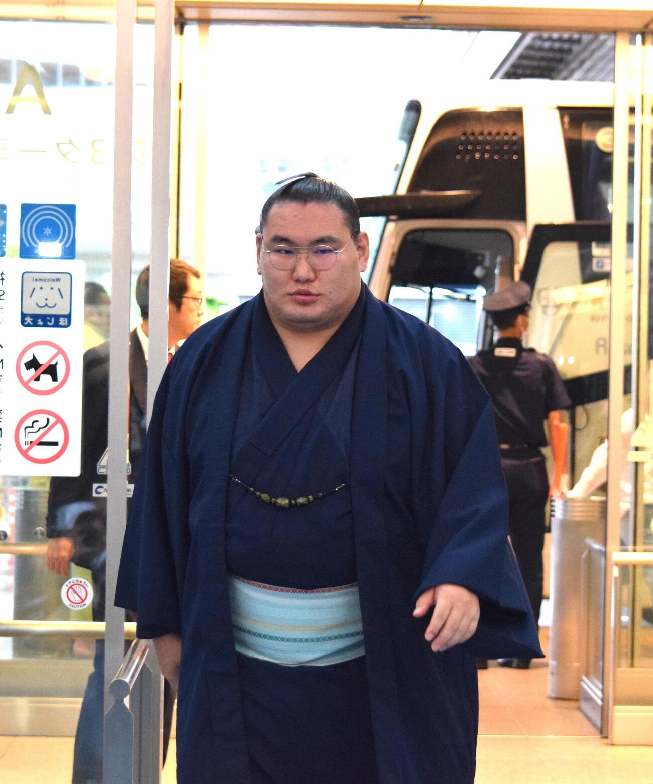 羽田空港に到着した豊昇龍（撮影・山田遼太郎）