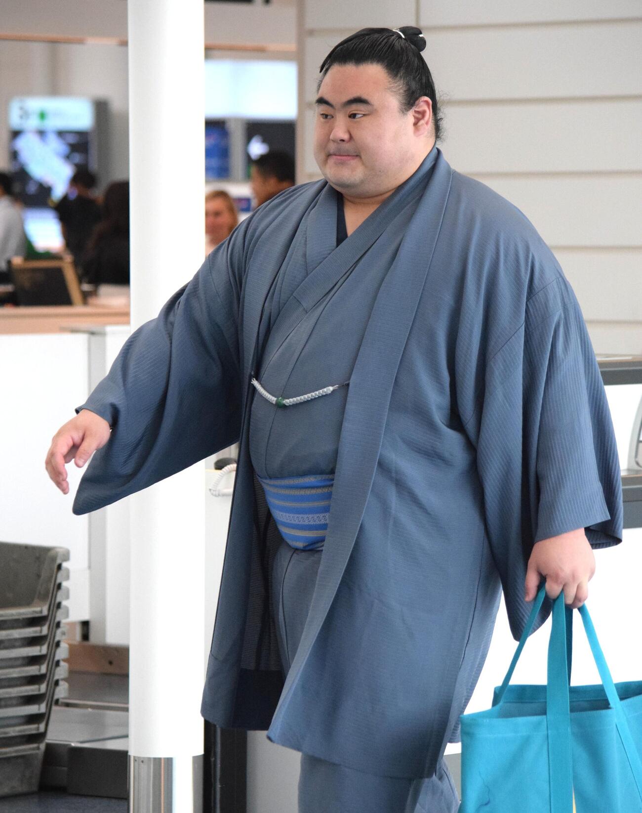 搭乗口へ向かう隆の勝（撮影・山田遼太郎）