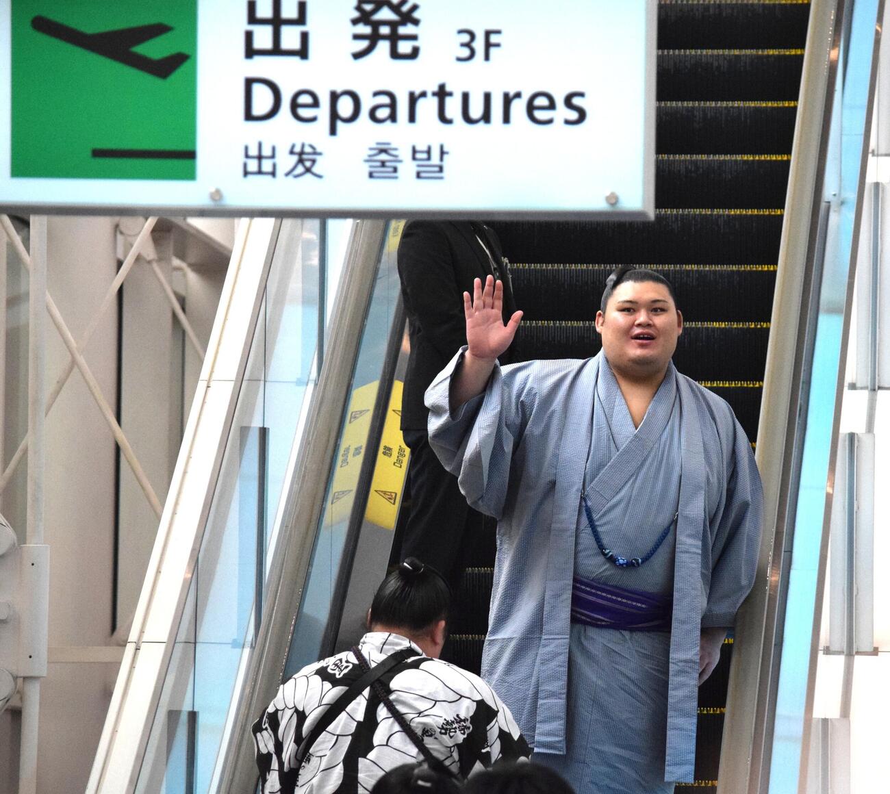 報道陣に手を振る大の里（撮影・山田遼太郎）