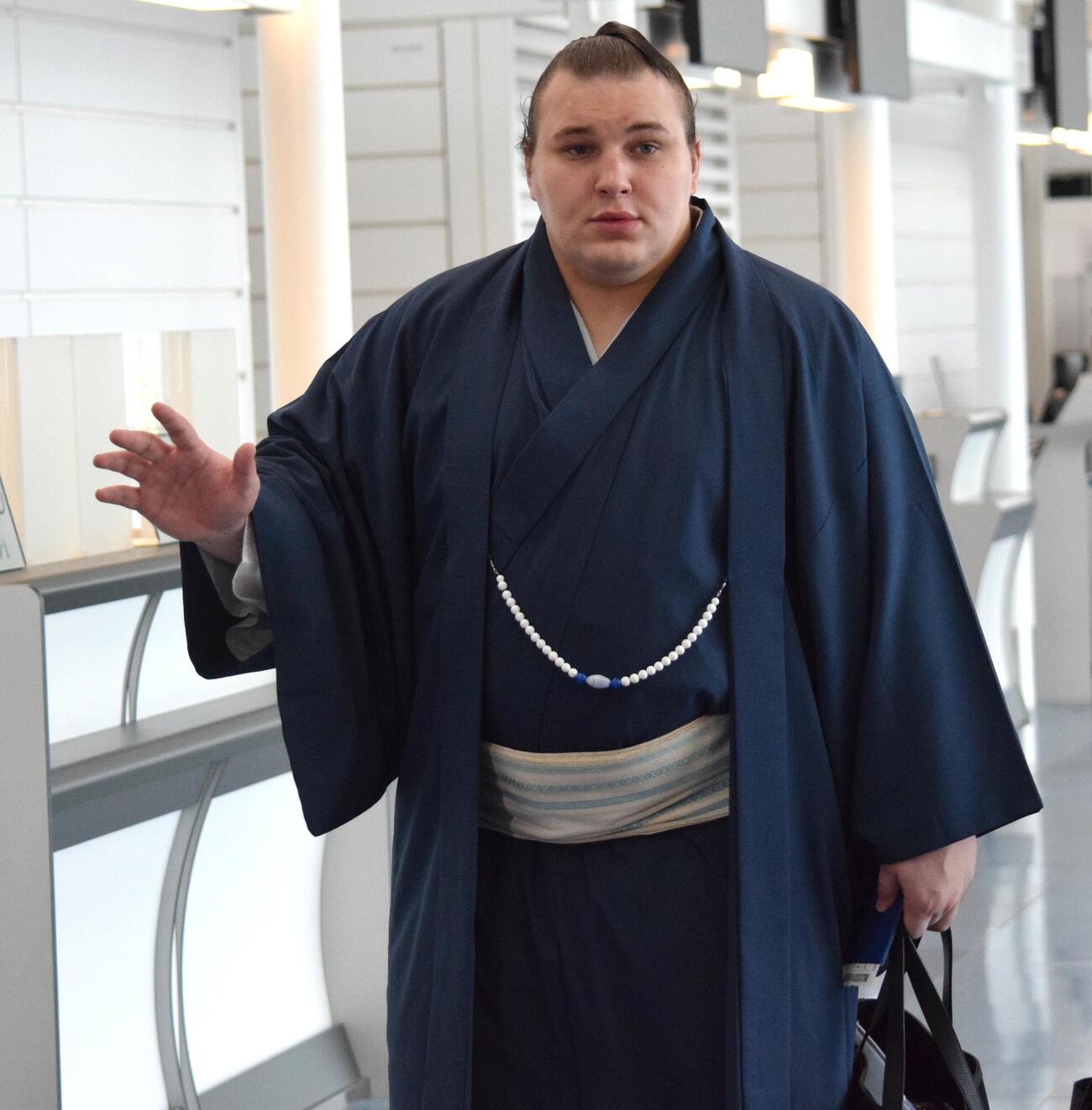 搭乗口へ向かう安青錦（撮影・山田遼太郎）