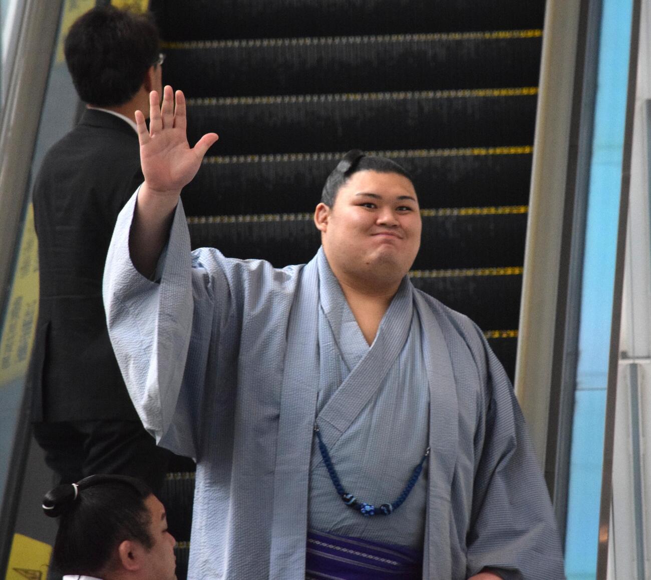 報道陣に手を振る大の里（撮影・山田遼太郎）