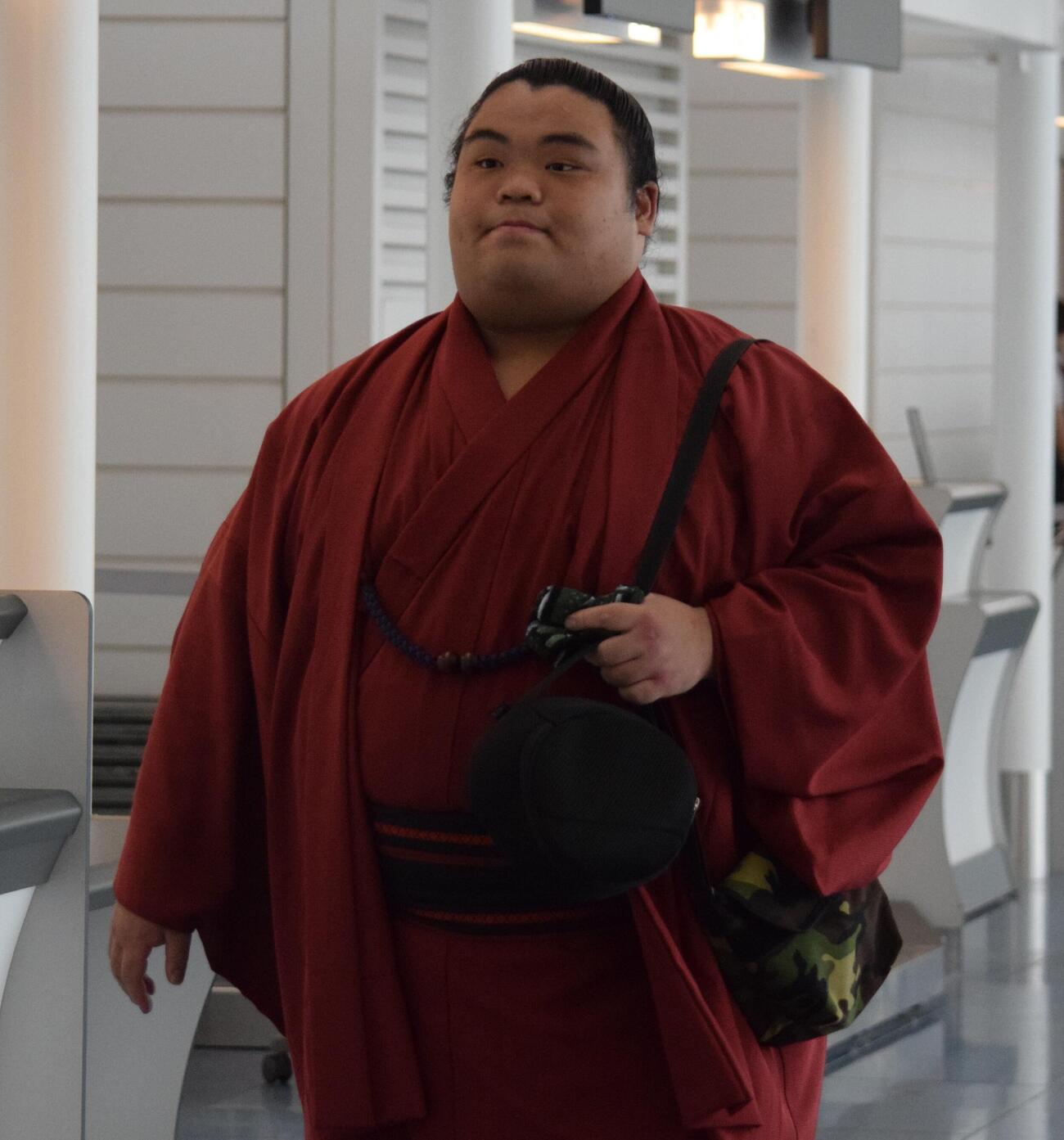 搭乗口へ向かう藤凌駕（撮影・山田遼太郎）