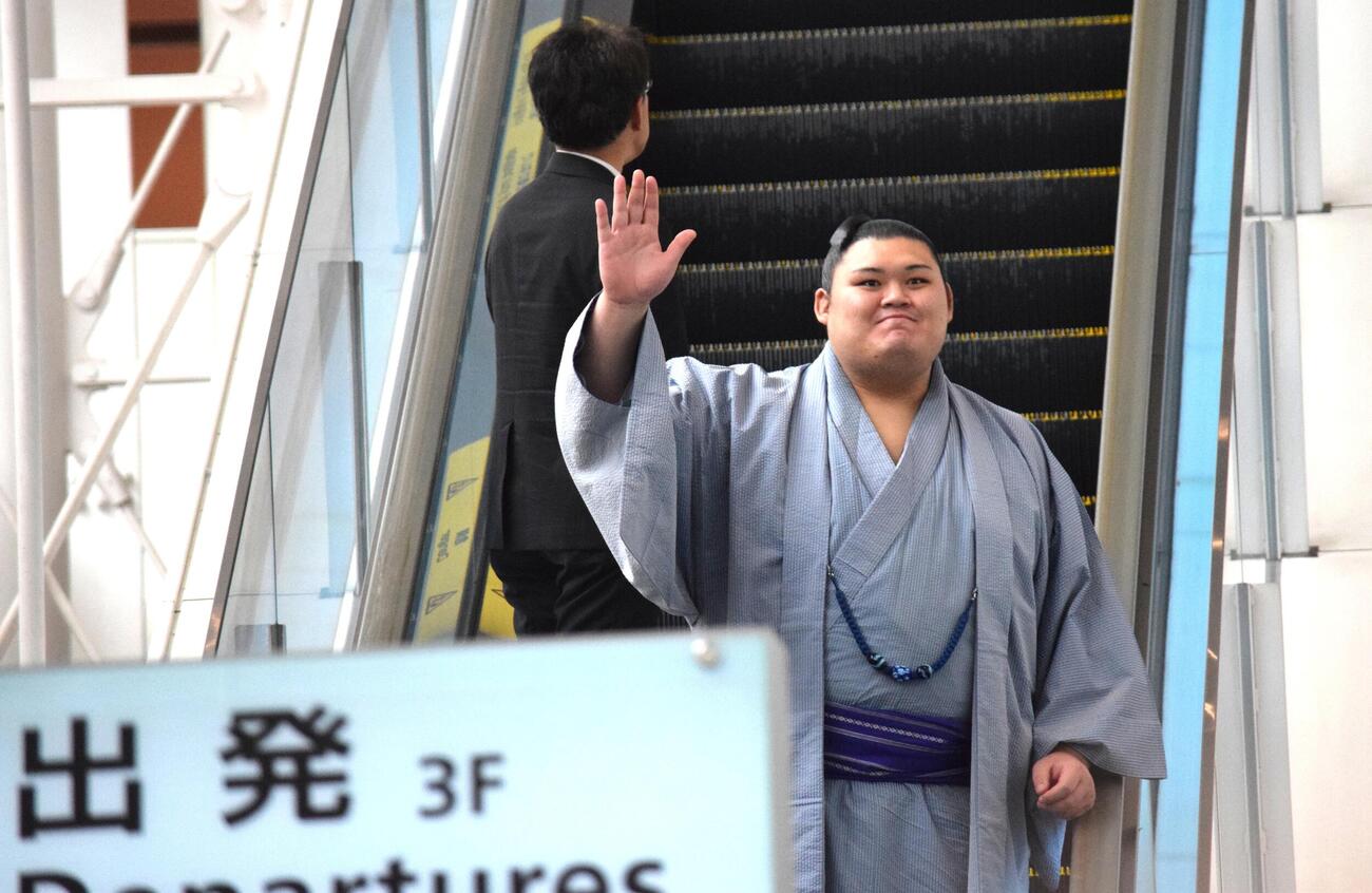 報道陣に手を振る大の里（撮影・山田遼太郎）