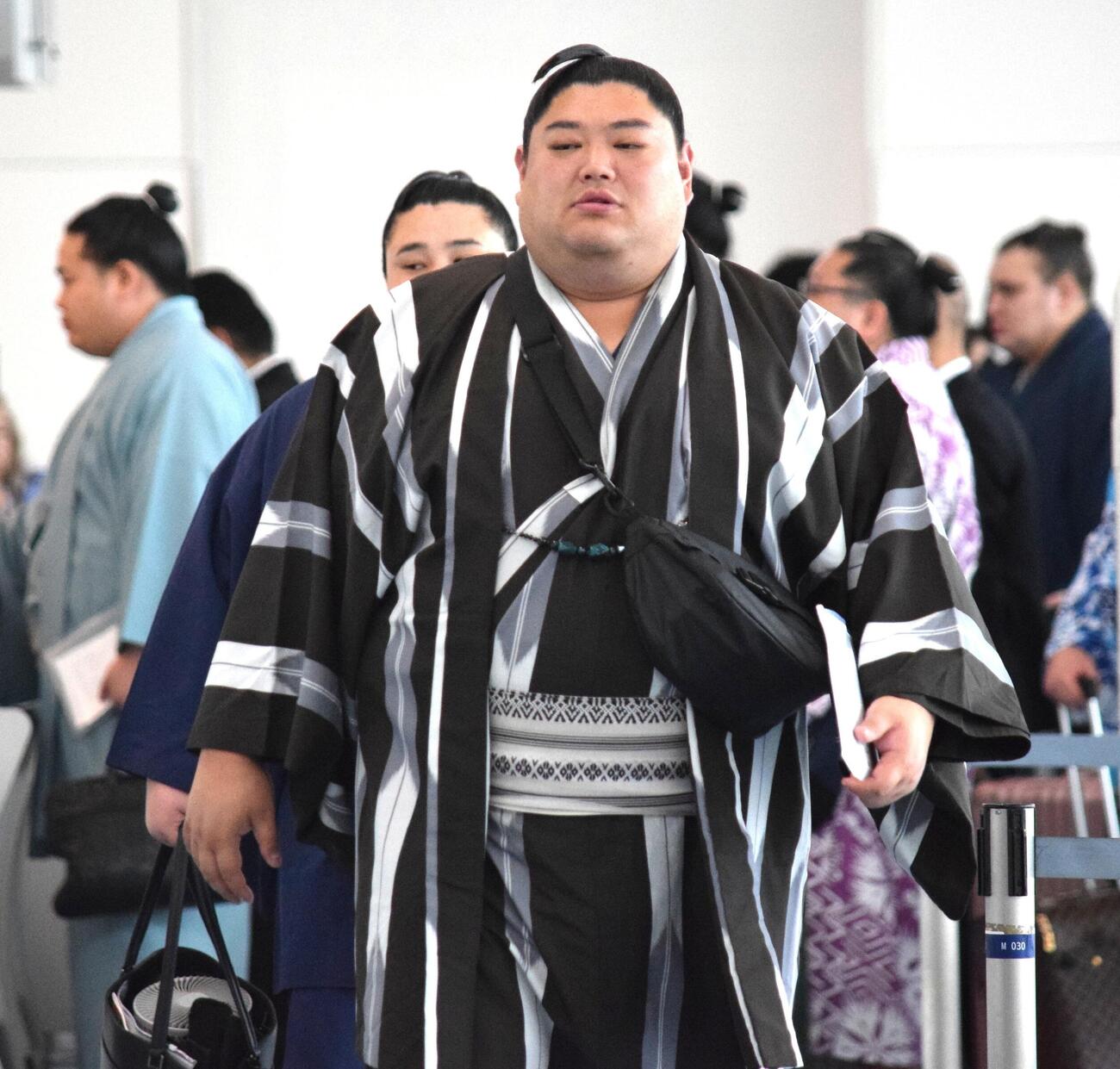 搭乗口へ向かう阿炎（撮影・山田遼太郎）