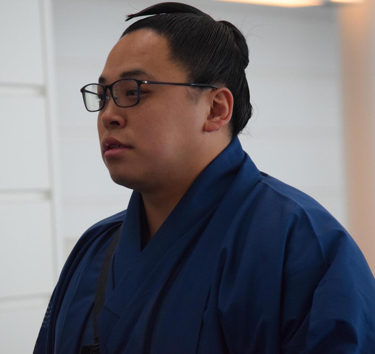搭乗口へ向かう琴栄峰（撮影・山田遼太郎）