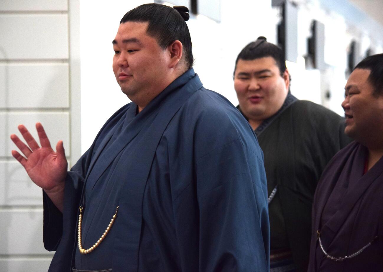 談笑しながら搭乗口へ向かう、左から正代、熱海富士、美ノ海（撮影・山田遼太郎）