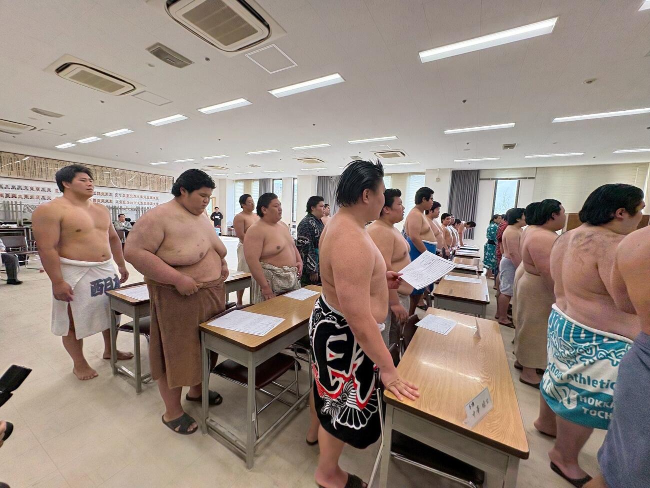 相撲甚句の授業を受ける教習所生たち。左は大森